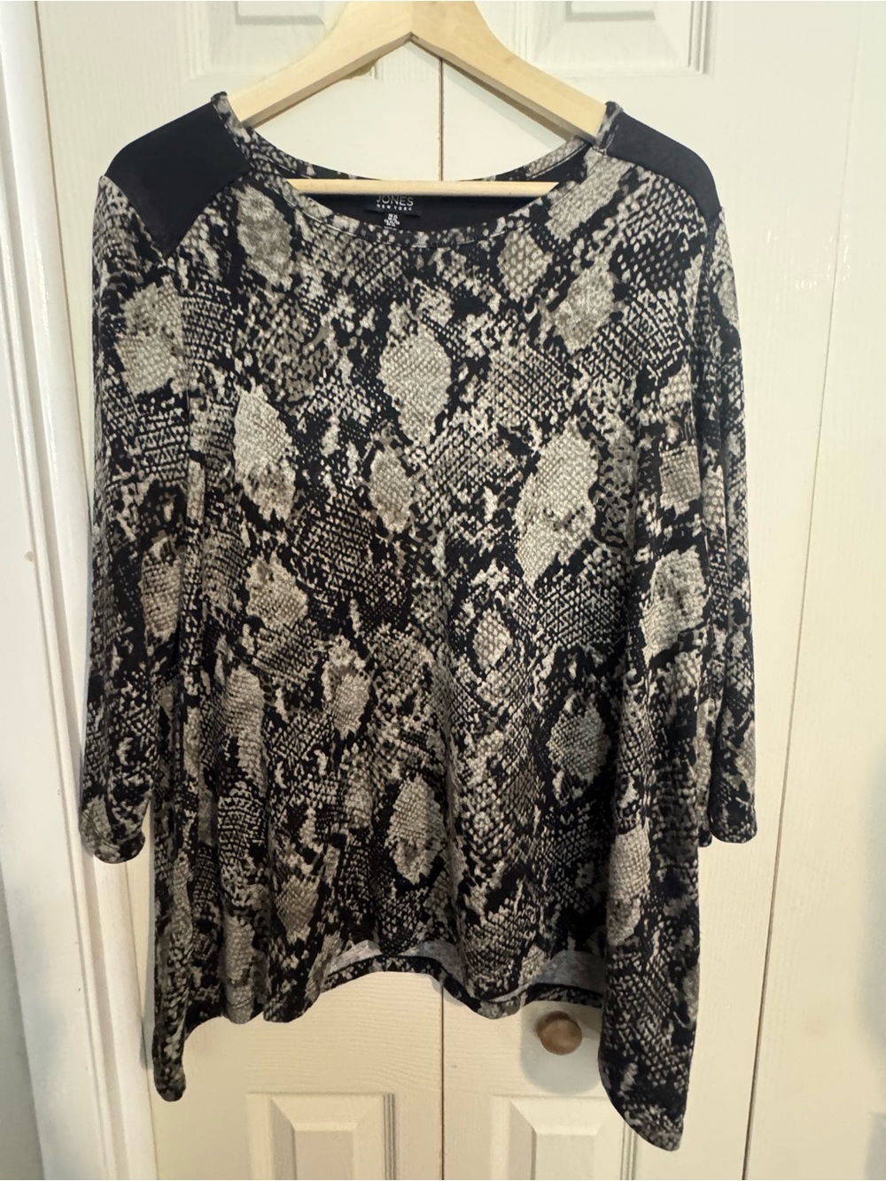Jones New York Black and Gray Snake-Print Pullover Top